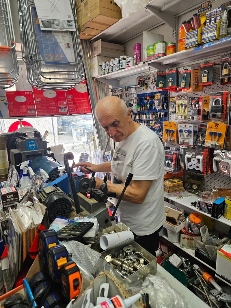 אבי ליד מכונת השכפול, אבי סנטר טמבוריה חולון