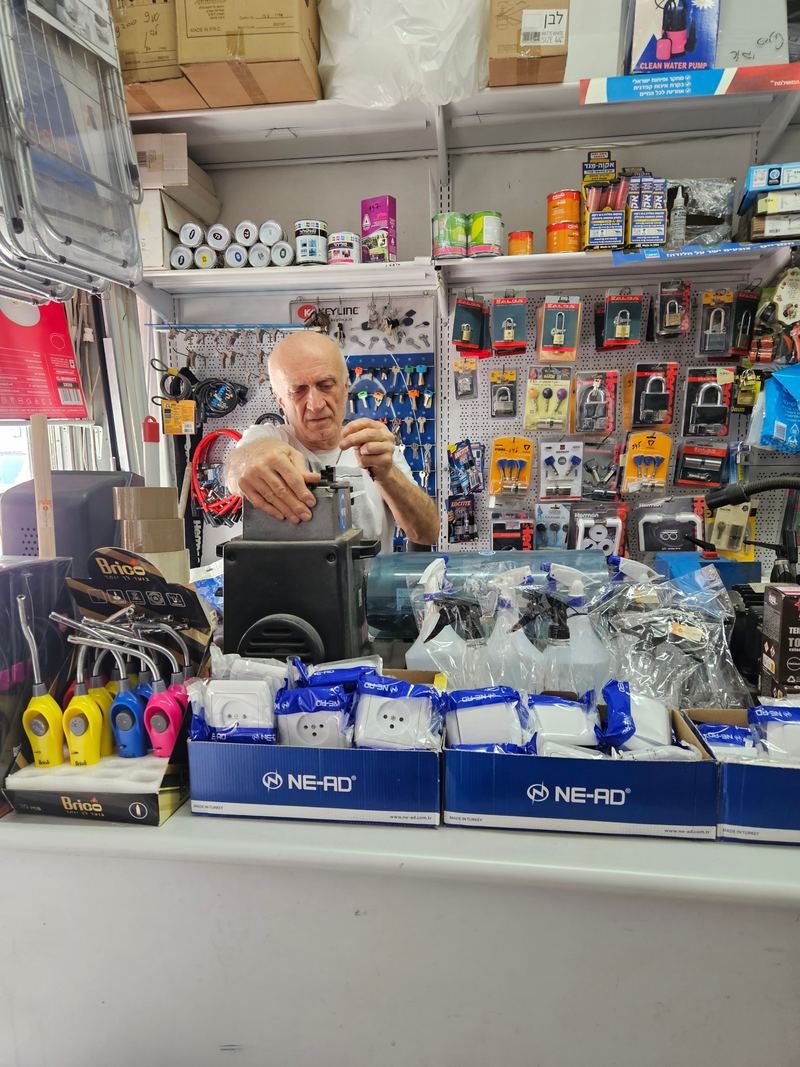 אבי משכפל מפתח בחנות, אבי סנטר טמבוריה חולון