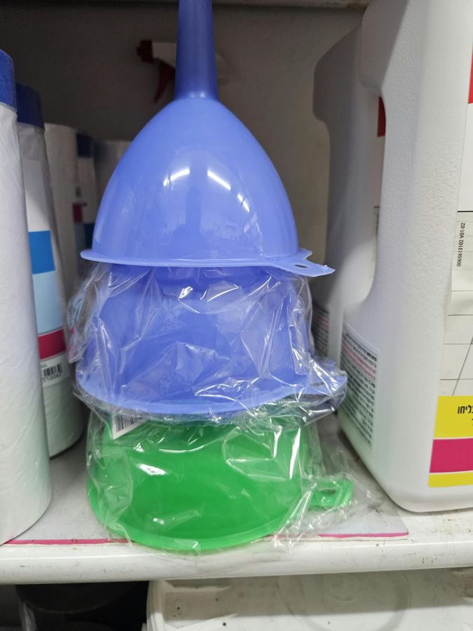 משפכי פלסטיק בכמה גדלים, כפי שנמכרים באבי סנטר טמבוריה חולון
