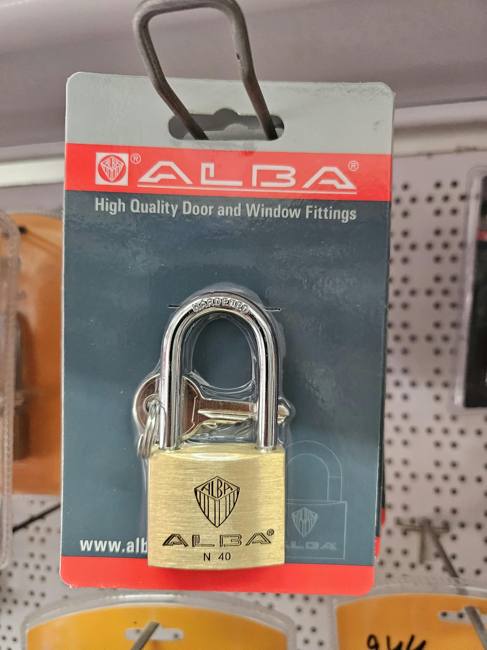 מנעול תליה ALBA עם מפתחות, כפי שנמכר באבי סנטר טמבוריה חולון