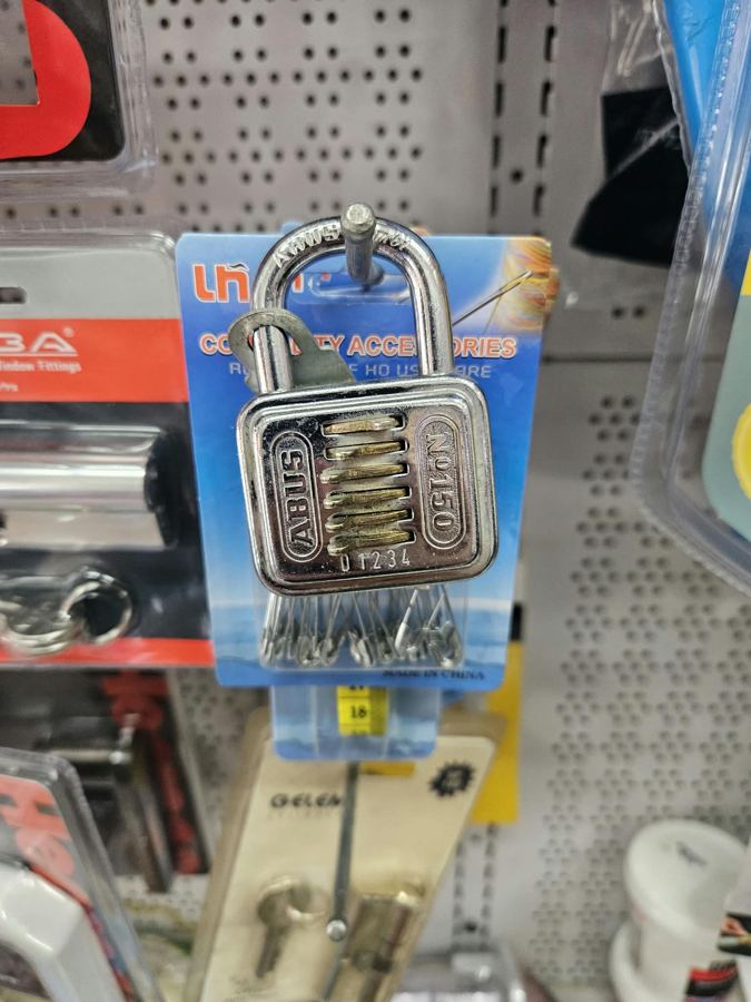 מנעול תליה עם צופן, כפי שנמכר באבי סנטר טמבוריה חולון