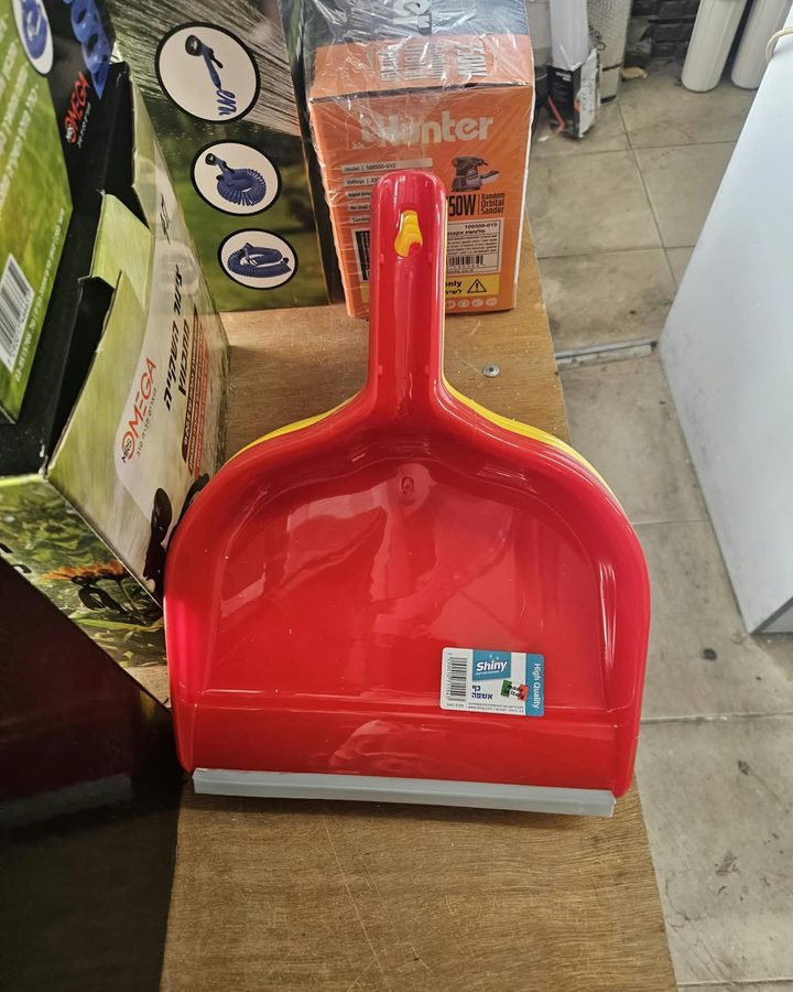 יעה (כף אשפה) מפלסטיק, כפי שנמכר באבי סנטר טמבוריה חולון