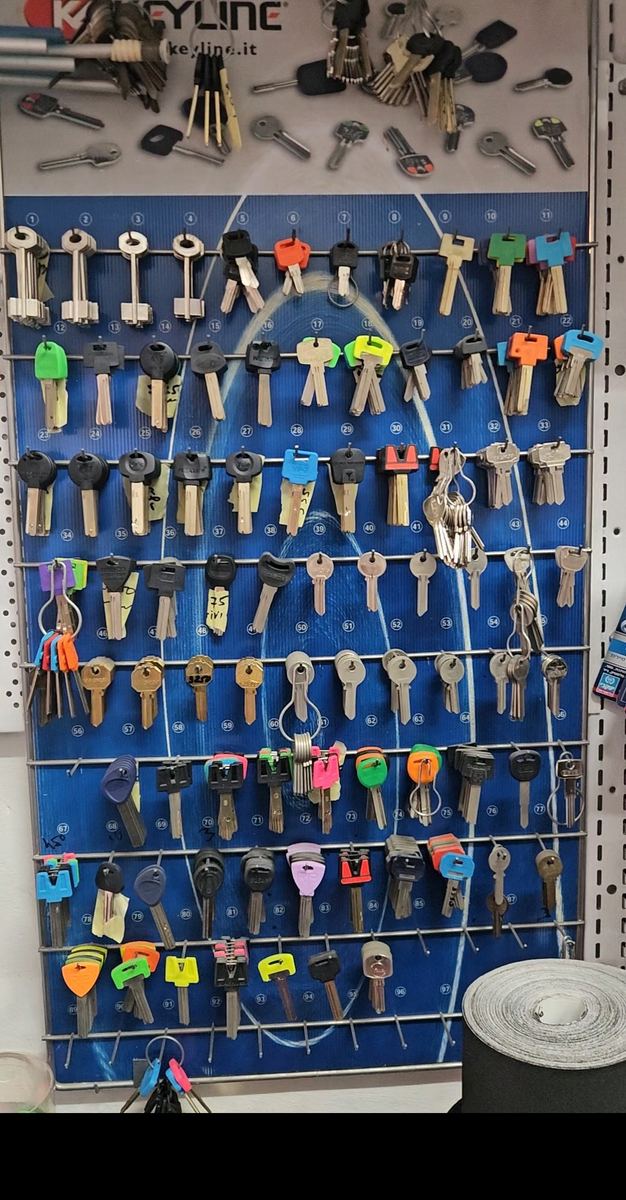 קיר מפתחות KEYLINE מלא, מעל 100 סוגי ריקים באבי סנטר טמבוריה חולון