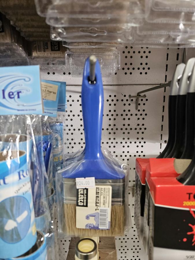 מכחול צביעה קטן בידית כחולה לפינות ולעבודות עדינות, כפי שנמכר באבי סנטר טמבוריה חולון